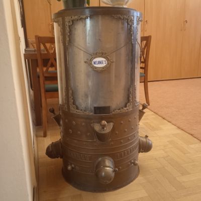 Znajdujący się poza kamienicą pojemnik na kawę. Napis w ozdobnej tabliczce na łańcuszkach informował o nazwie sprzedawanej kawy. Materiały Biura Miejskiego Konserwatora Zabytk&oacute;w